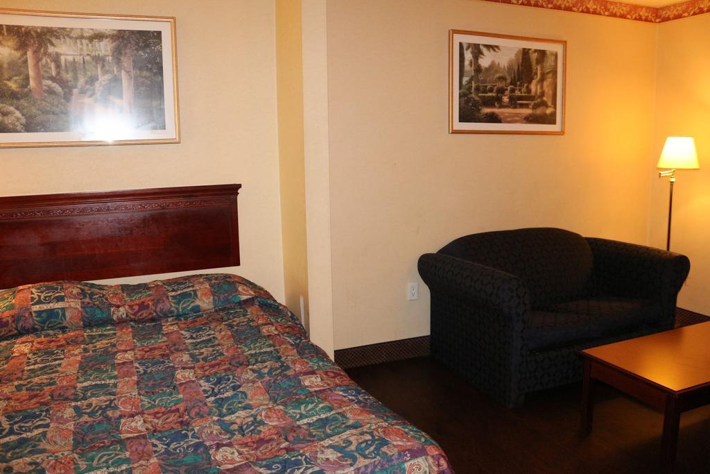 Magnolia Bay Hotel & Suites Джонсборо Экстерьер фото