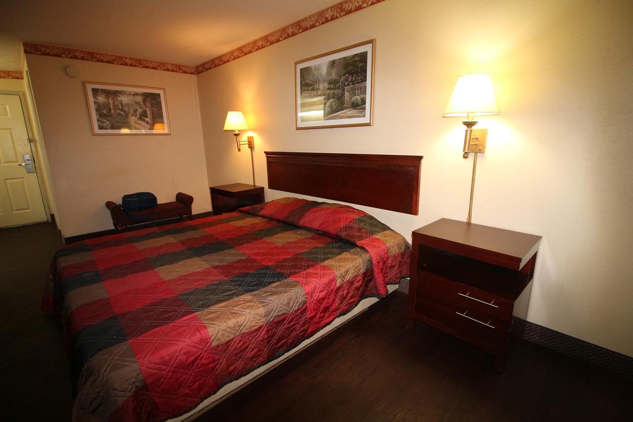 Magnolia Bay Hotel & Suites Джонсборо Экстерьер фото